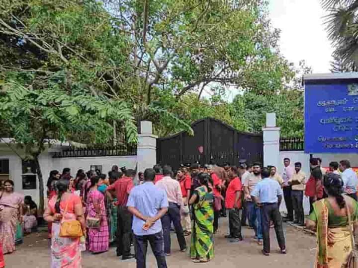 ஆசிரியர்களின் எதிர்ப்பால் பின்கதவால் வௌியேறிய வட மாகாண ஆளுநர்