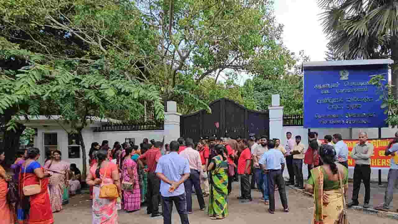 ஆசிரியர்களின் எதிர்ப்பால் பின்கதவால் வௌியேறிய வட மாகாண ஆளுநர்