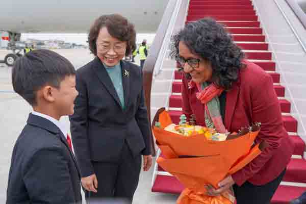 பிரதமர் ஹரினி சீனா சென்றடைந்தார்