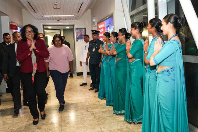 பிரதமர் ஹரிணி நாடு திரும்பினார்