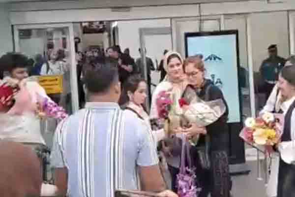 நடிகை சிம்ரன் இலங்கை வந்தார்