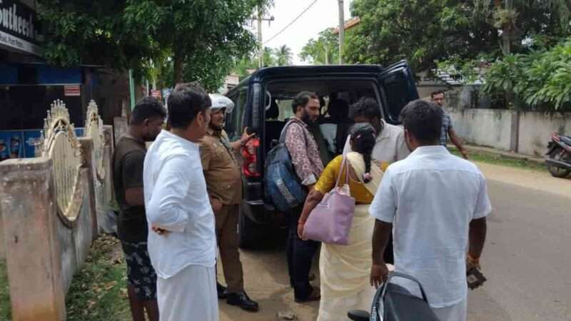 சட்டவிரோதமாக சோதிட நிலையம் நடத்திய இந்தியப் பிரஜைகள் கைது