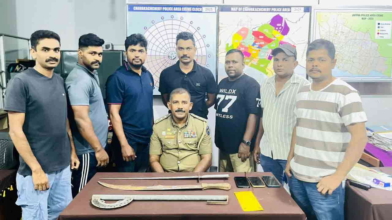 போதைப்பொருளுடனும் வாள்களுடனும் இளைஞன் கைது