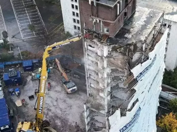 இங்கிலாந்தில் அடுக்குமாடி குடியிருப்பு வெடிவைத்து தகர்ப்பு