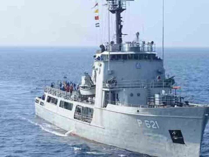 ஆபத்தில் சிக்கிய வியட்நாம் கப்பல்:  பணியாளர்களை மீட்டது கடற்படை