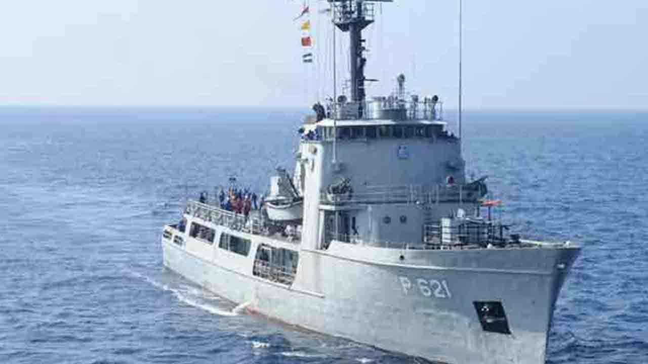 ஆபத்தில் சிக்கிய வியட்நாம் கப்பல்:  பணியாளர்களை மீட்டது கடற்படை