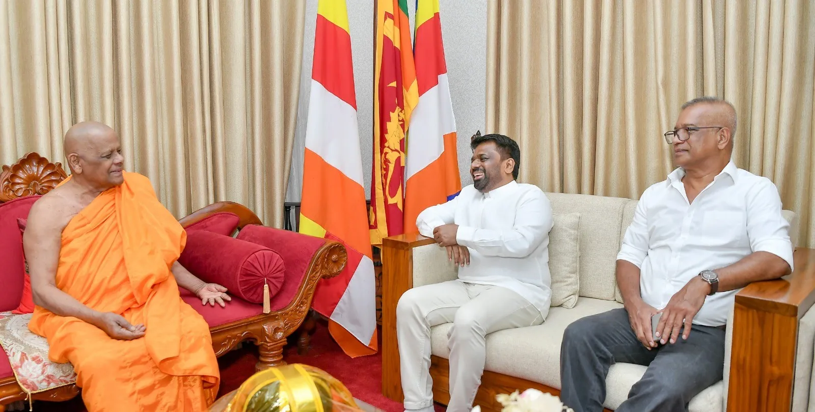 மகாநாயக்க தேரர்களுடன் ஜனாதிபதி சந்திப்பு