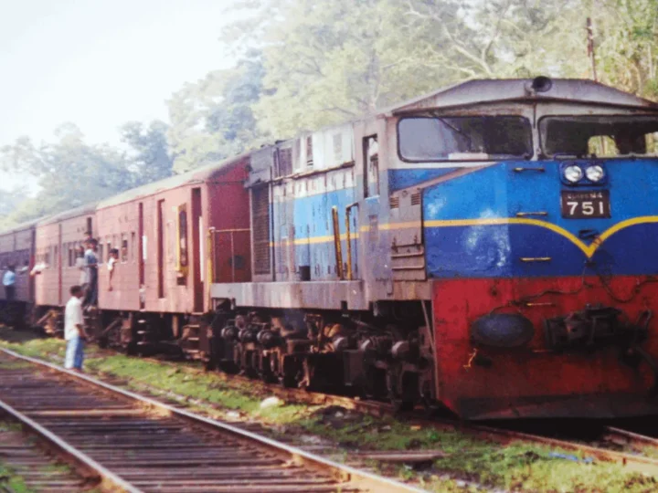 ரயிலில் மோதி இருவர் உயிரிழப்பு