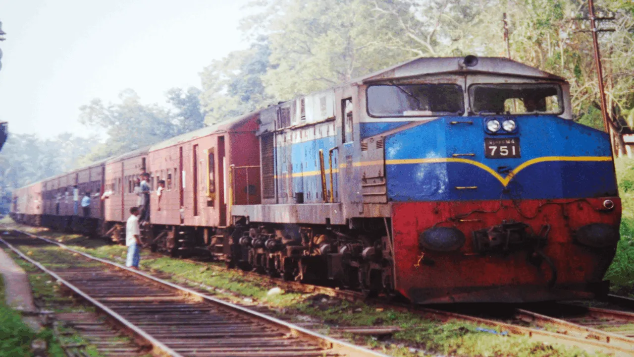 ரயிலில் மோதி இருவர் உயிரிழப்பு