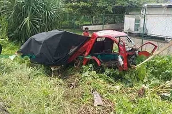 ரயிலில் மோதி தப்பிப்பிழைத்த லொறிச் சாரதி