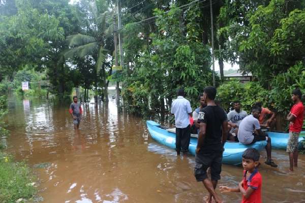 வெள்ளத்தால் பாதிக்கப்பட்ட பகுதிகளில் மாணவர்களுக்கு படகுச் சேவை!
