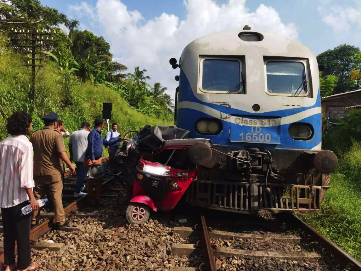 மூடியிருந்த கடவையில் ஓடிய ஓட்டோ சாரதி ரயிலில் மோதிப் பலி!
