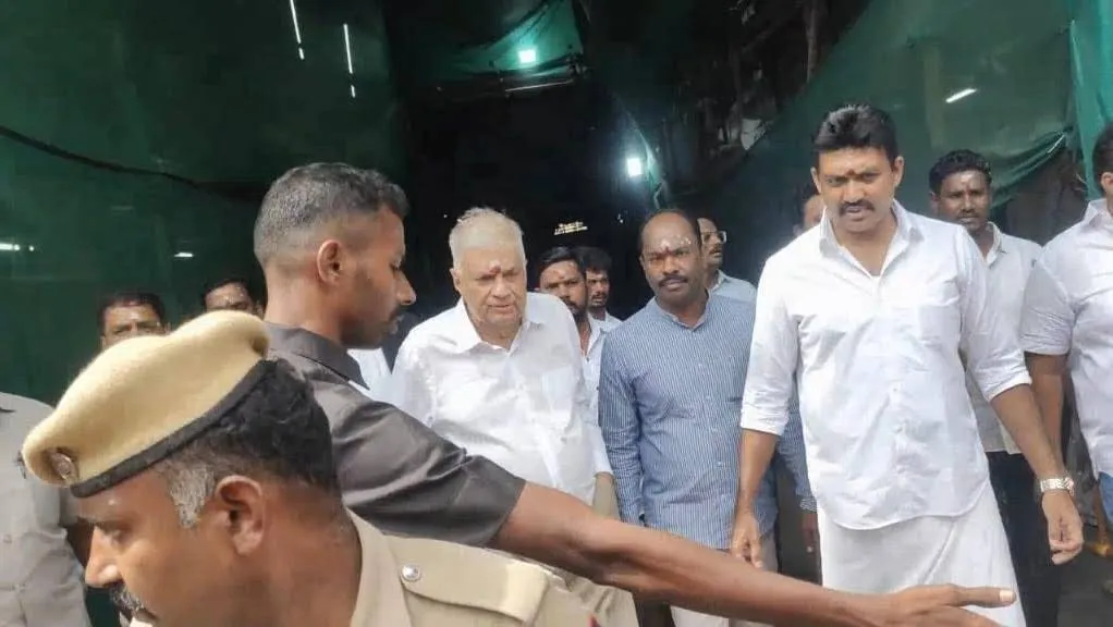 ரணில் விக்கிரமசிங்க மதுரை மீனாட்சி அம்மன் கோவிலில் தரிசனம்