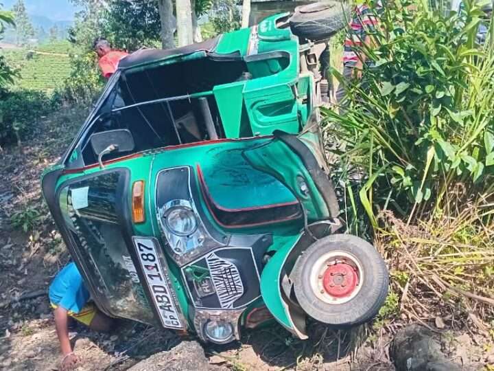 வீதியை விட்டு விலகி பள்ளத்தில் கவிழ்ந்த முச்சக்கர வண்டி