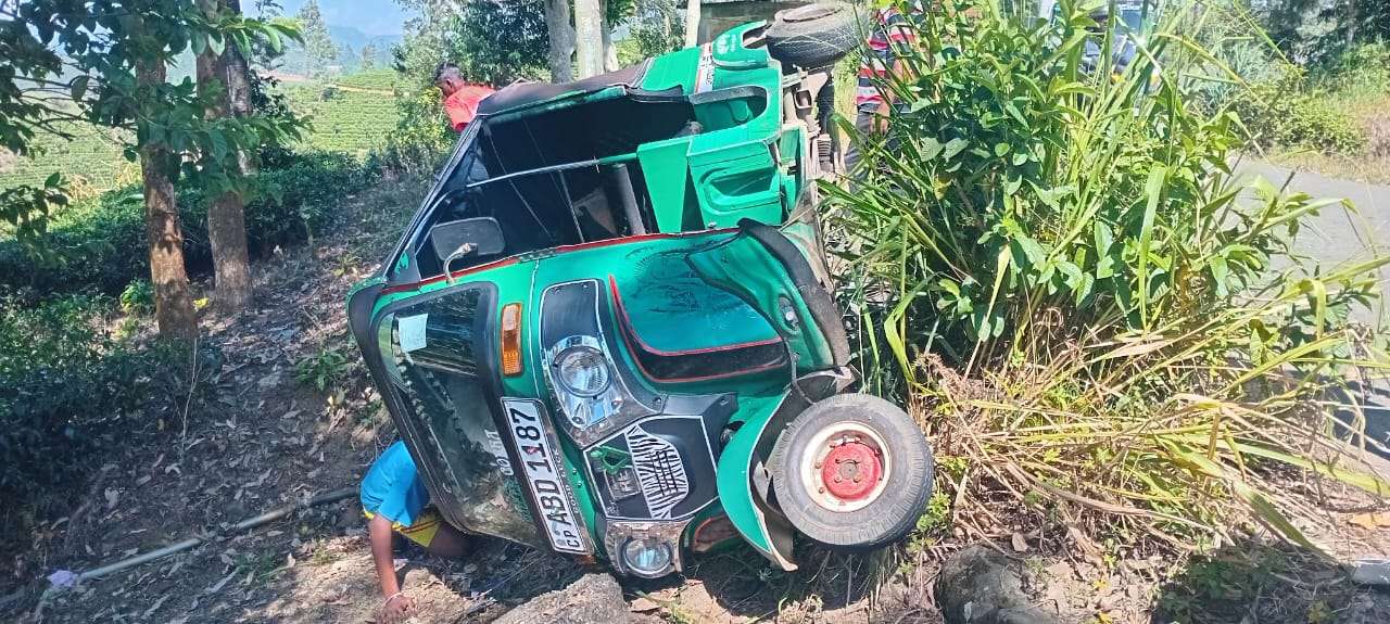 வீதியை விட்டு விலகி பள்ளத்தில் கவிழ்ந்த முச்சக்கர வண்டி