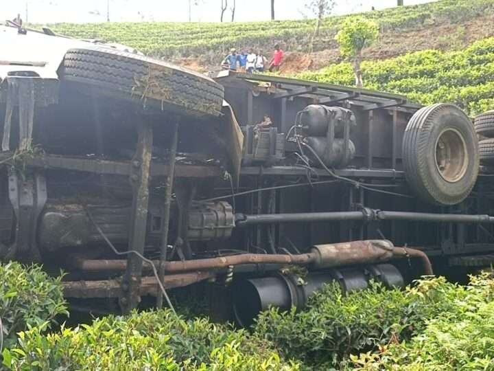 மரகுற்றிகளை ஏற்றிவந்த லொறி பள்ளத்தில் கவிழ்ந்து விபத்து