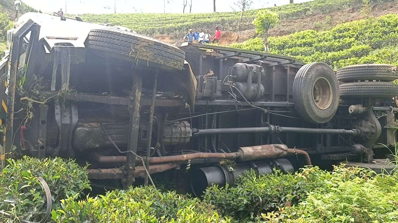 மரகுற்றிகளை ஏற்றிவந்த லொறி பள்ளத்தில் கவிழ்ந்து விபத்து