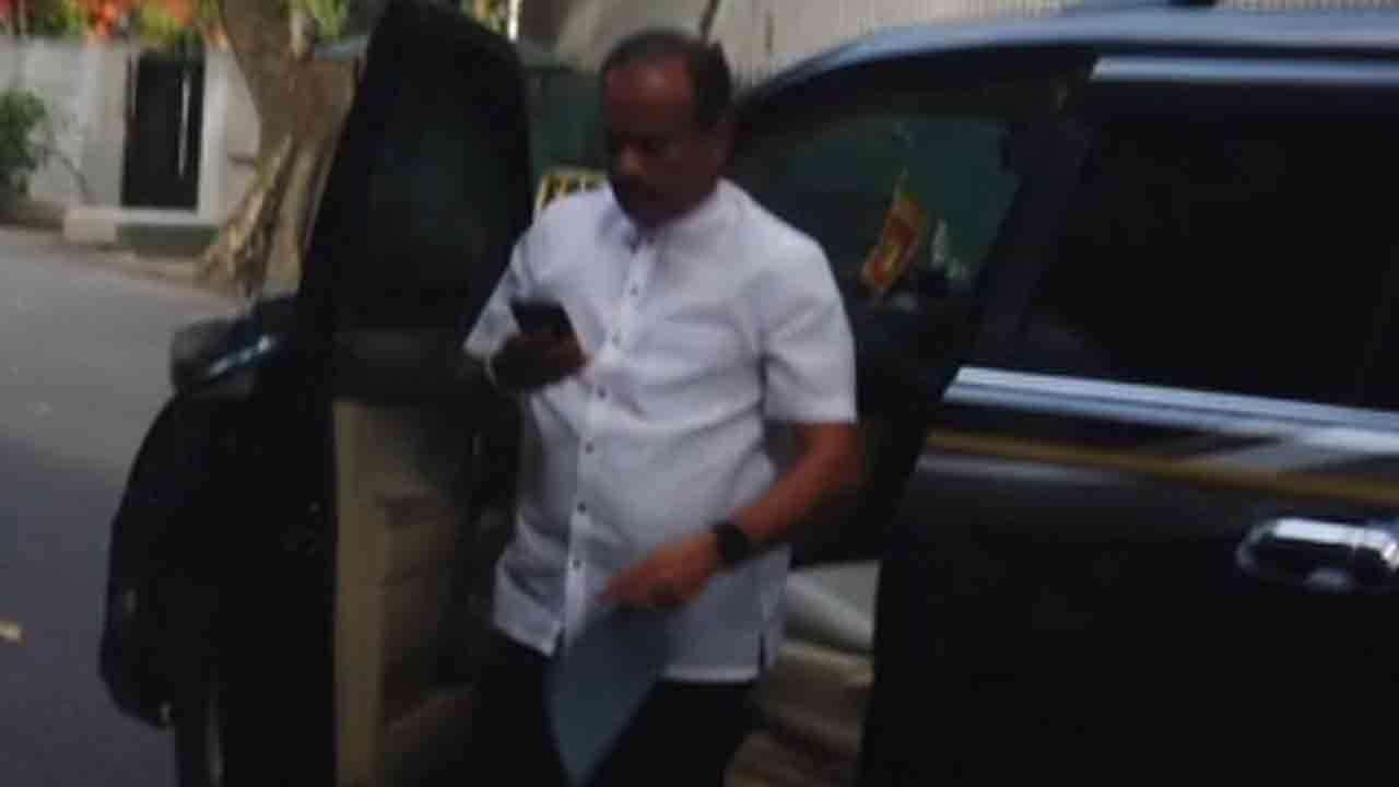 முன்னாள் பிரதி சபாநாயகர் இலஞ்ச ஊழல் விசாரணை ஆணைக்குழுவில்