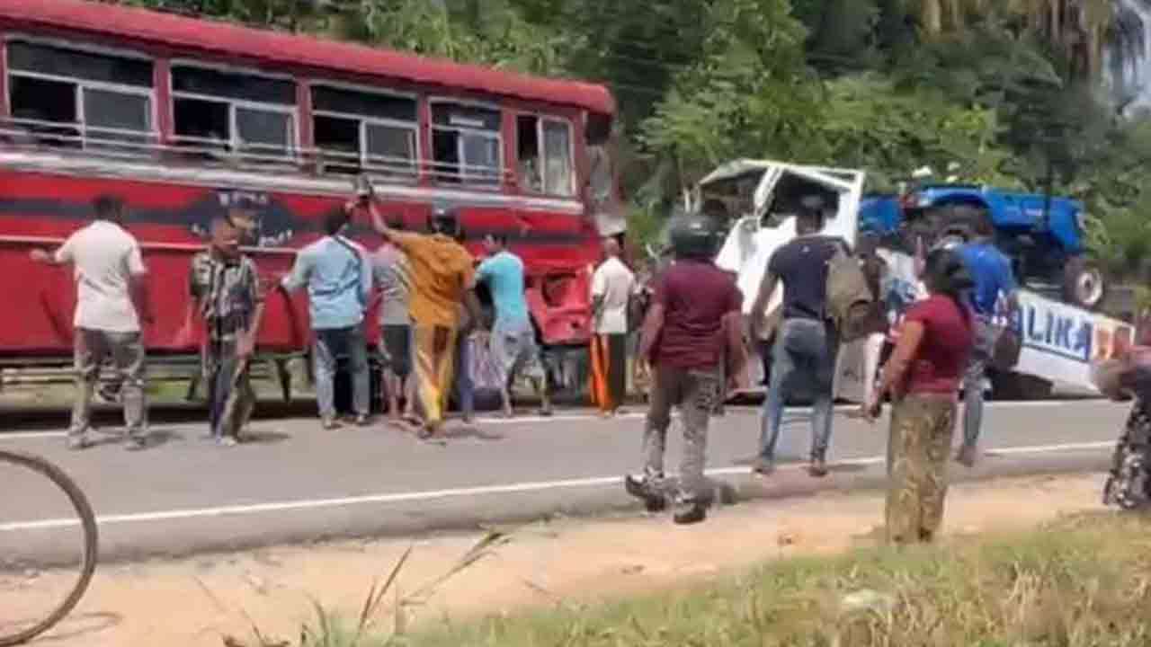 லொறியுடன் பஸ் மோதி விபத்து