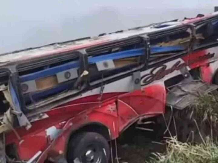 ஈக்குவடோர்பஸ் விபத்தில் 21 பயணிகள் உயிரிழப்பு