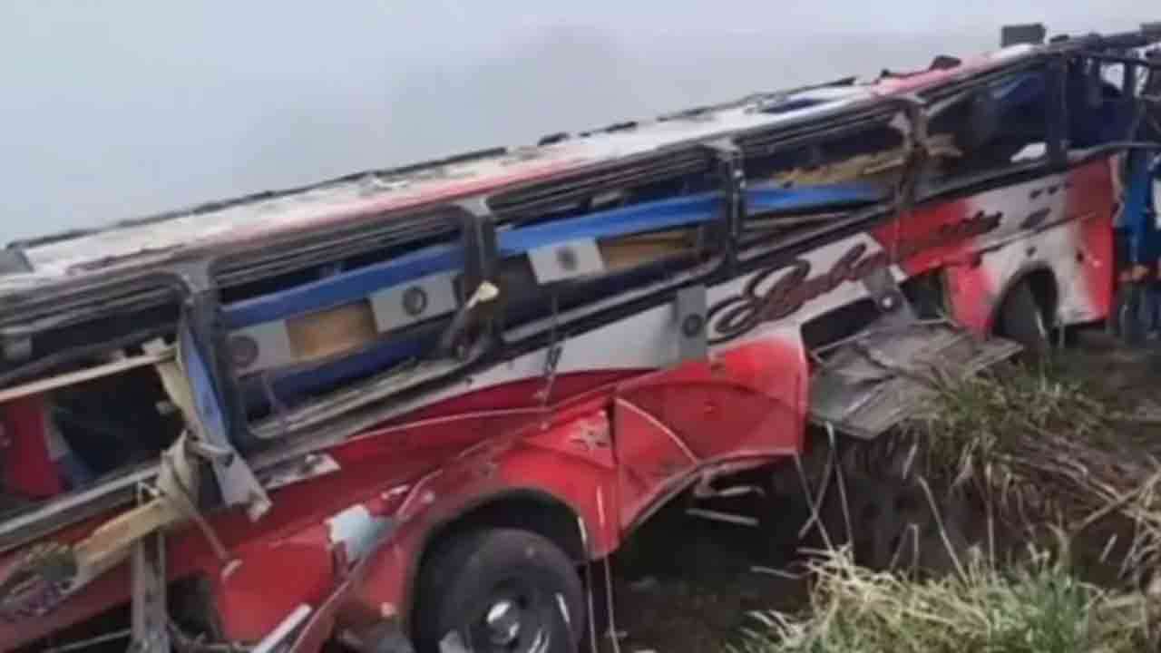 ஈக்குவடோர்பஸ் விபத்தில் 21 பயணிகள் உயிரிழப்பு