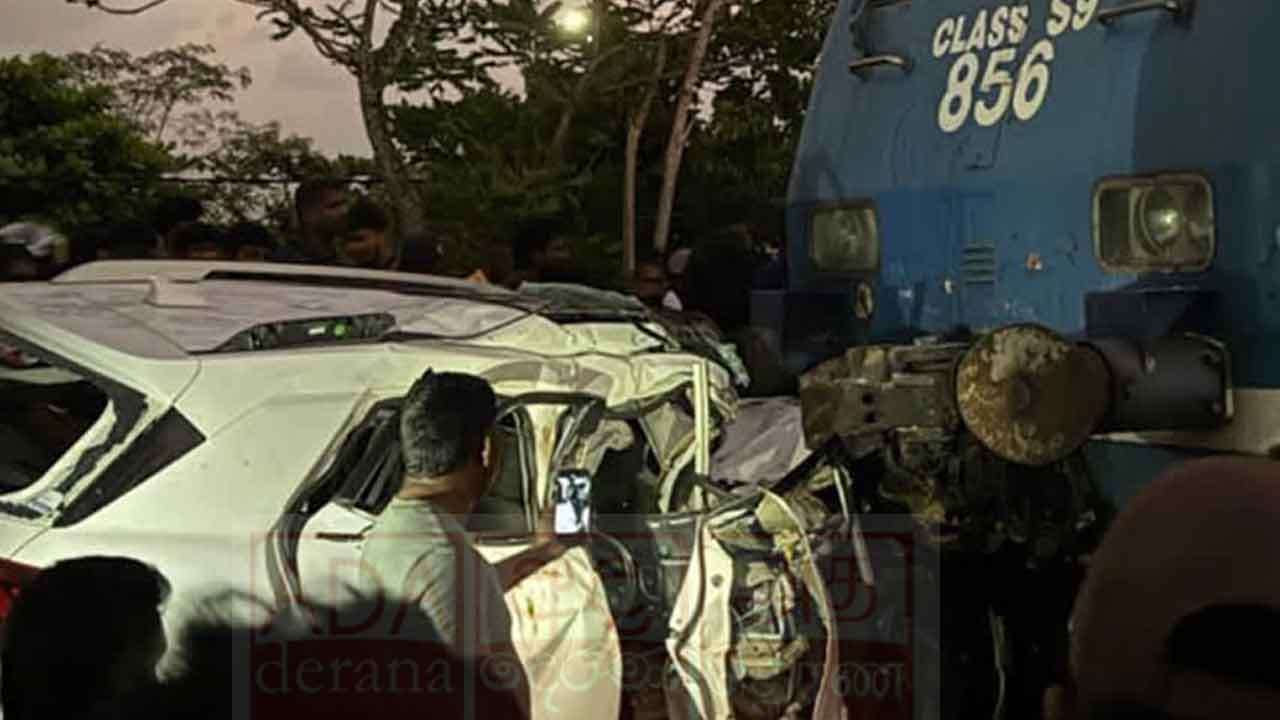 ரயிலுடன் மோதி இழுத்துச்செல்லப்பட்ட கார்!