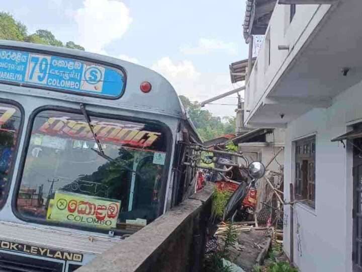 கெலிஓயா பஸ் விபத்தில் ஒருவர் உயிரிழப்பு