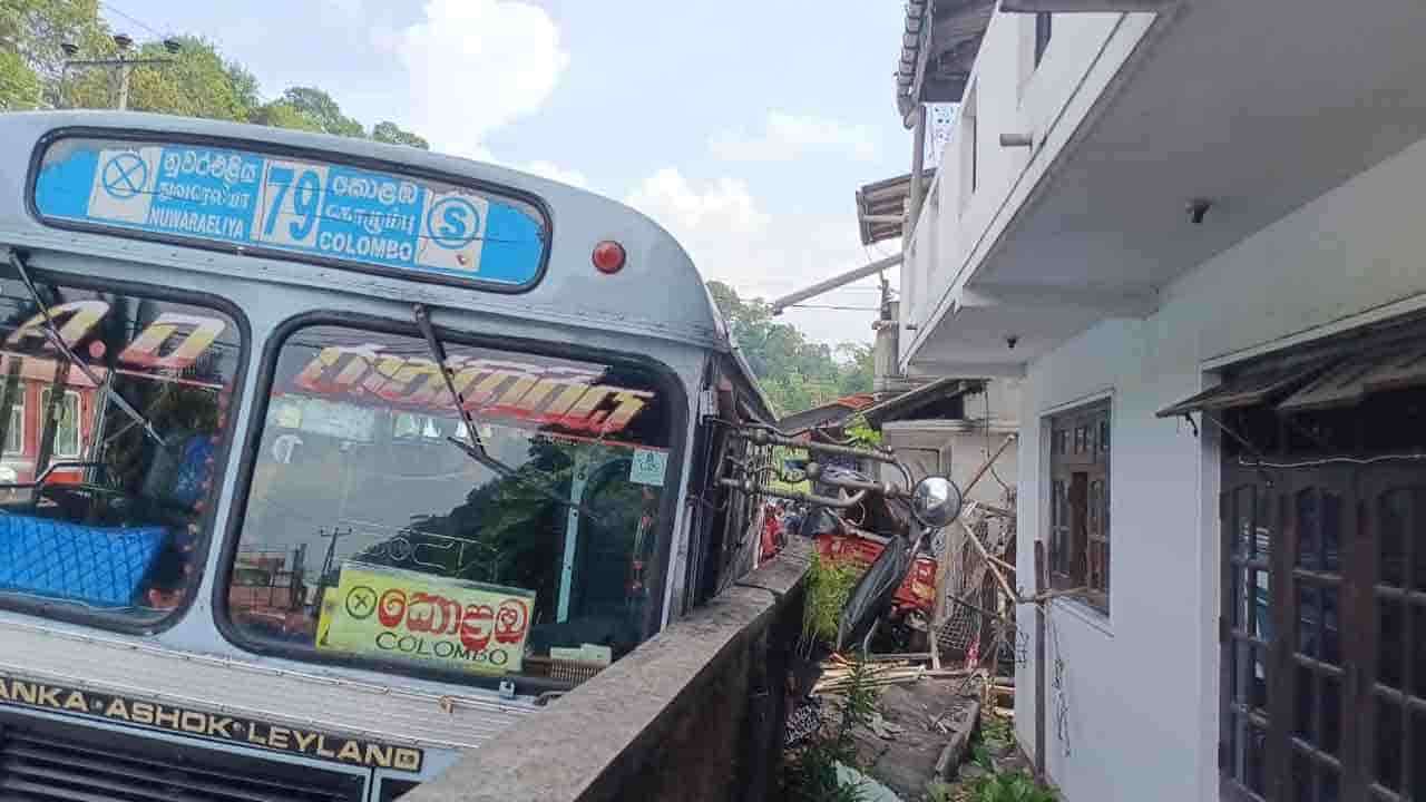 கெலிஓயா பஸ் விபத்தில் ஒருவர் உயிரிழப்பு