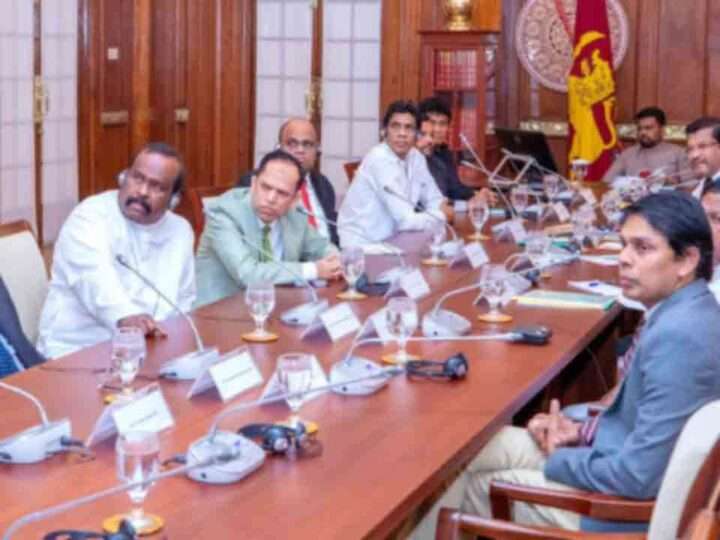 அரசுக்கு ஆதரவளிக்க தமிழ், முஸ்லிம் கட்சிகளுக்கு ஜனாதிபதி அழைப்பு