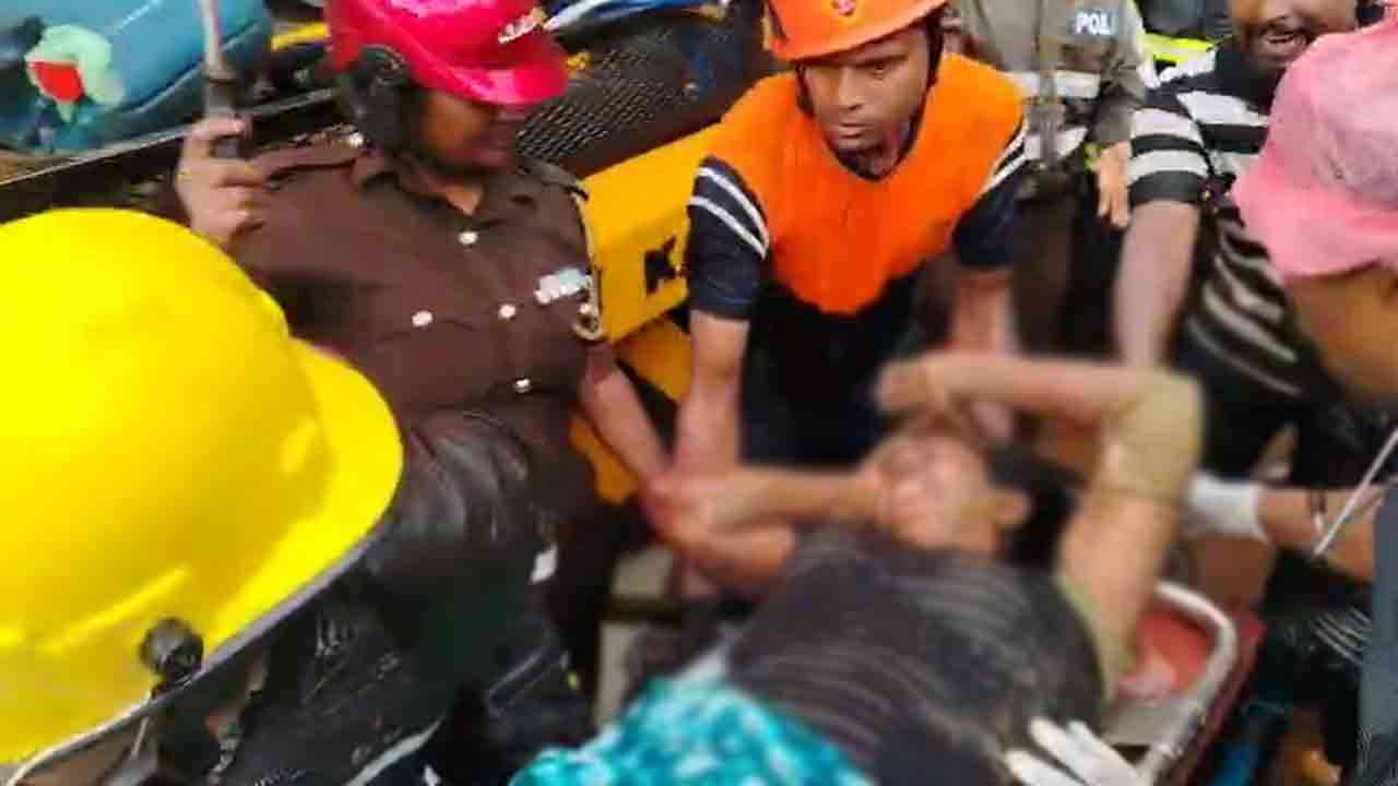 கடுகண்ணாவ மண்சரிவு: பெண் ஒருவர் உயிருடன் மீட்பு!