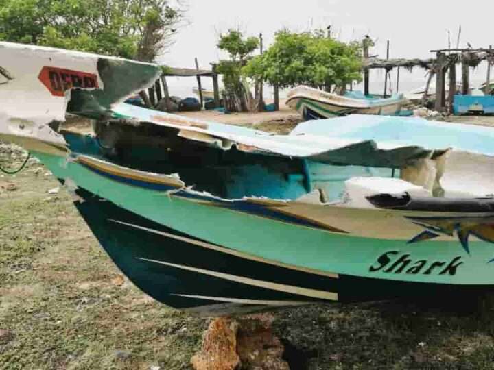 மன்னார் தாழ்வுபாடு கடலில் படகுகள் மோதி விபத்து