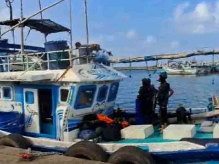 ஆழ்கடலில் கடற்படை மீட்ட மீன்பிடிப் படகு துறைமுகம் கொண்டுவரப்பட்டது