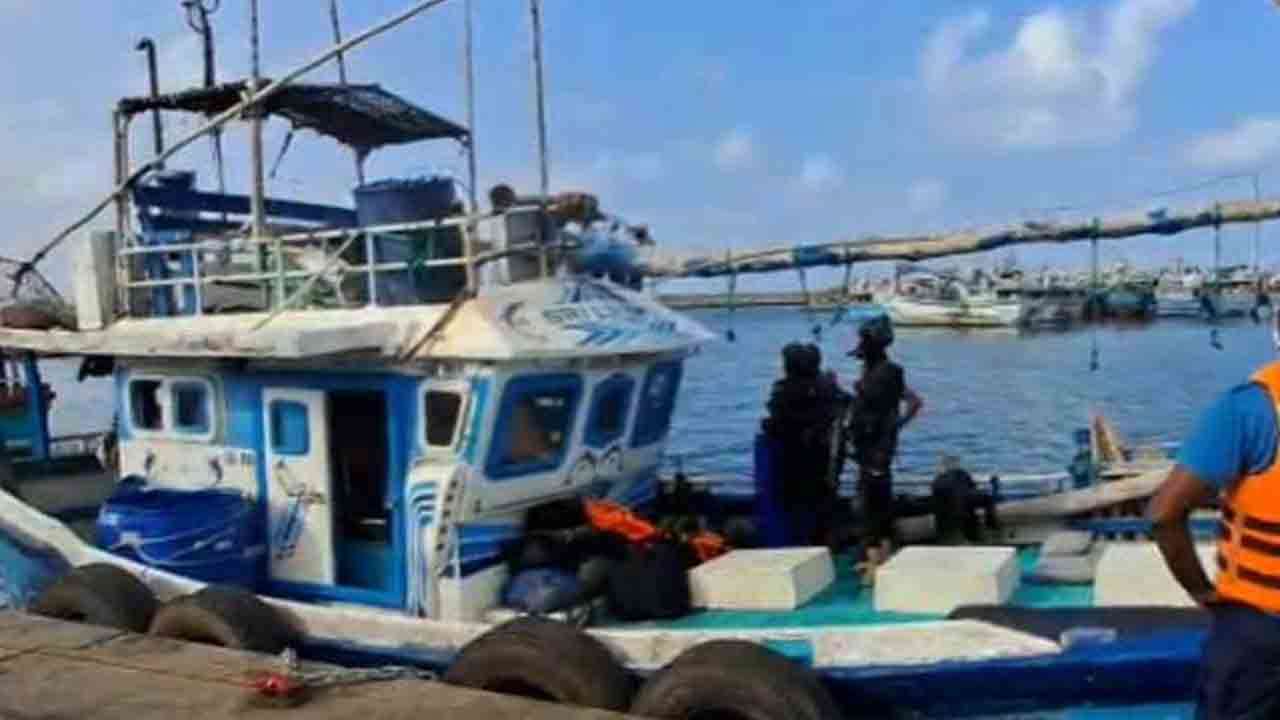 ஆழ்கடலில் கடற்படை மீட்ட மீன்பிடிப் படகு துறைமுகம் கொண்டுவரப்பட்டது