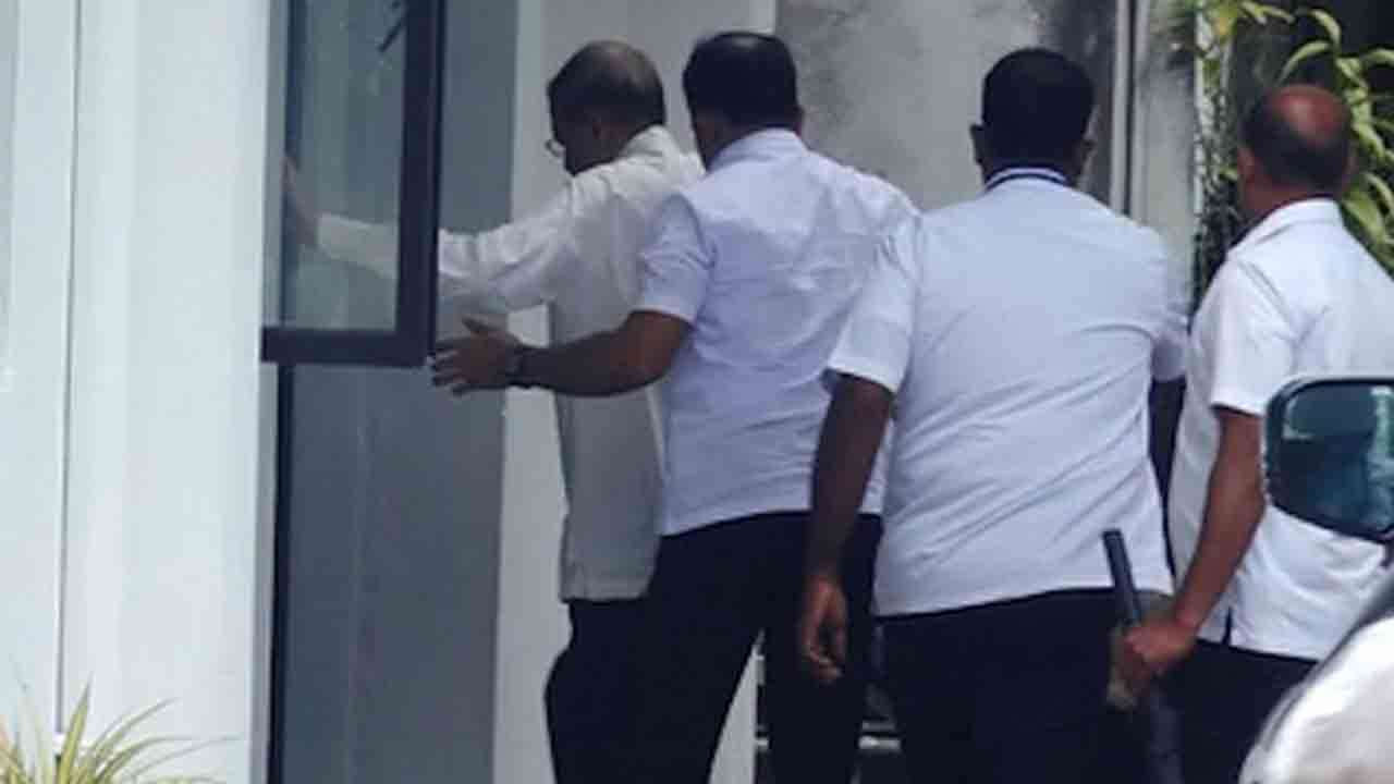 மைத்திரி இலஞ்ச விசாரணை ஆணைக்குழுவில் ஆஜர்