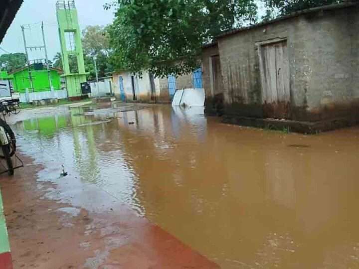 பளை பொதுச் சந்தை!வெள்ளத்தில் மிதக்கிறது