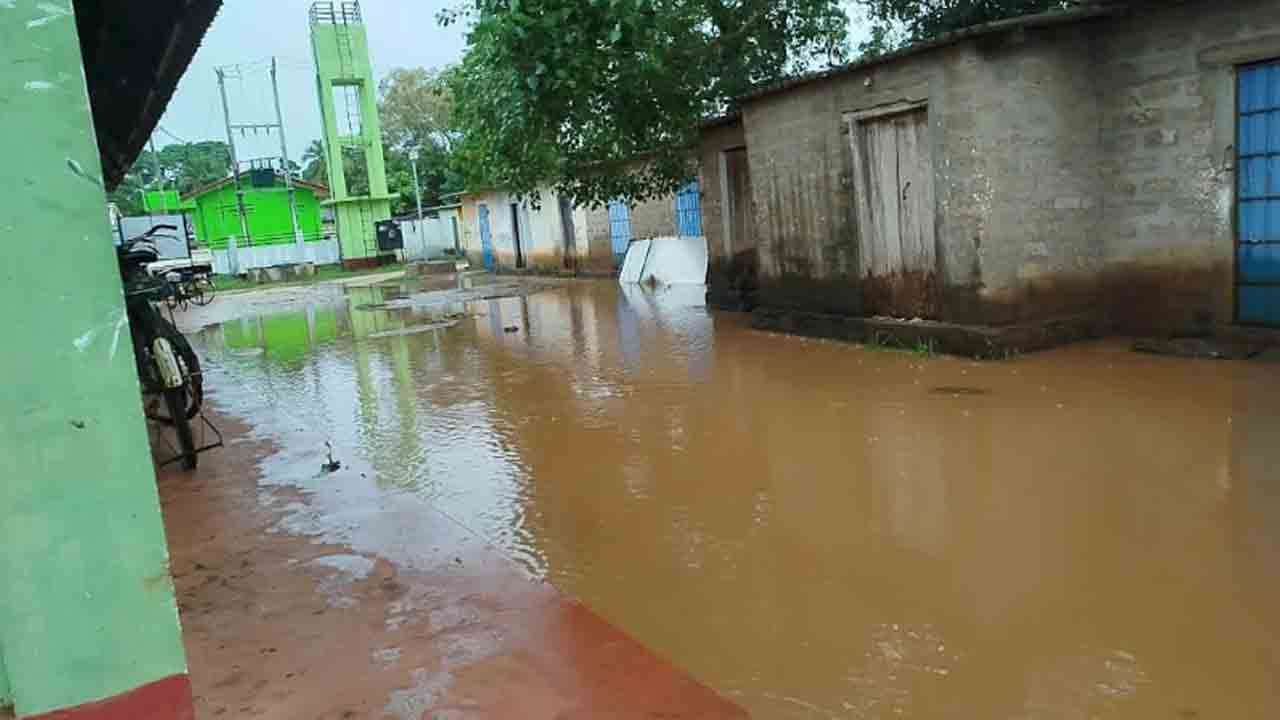 பளை பொதுச் சந்தை!வெள்ளத்தில் மிதக்கிறது