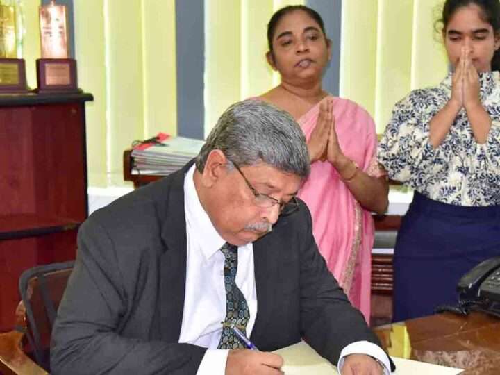 புதிய தேர்தல்கள் ஆணையாளர் நாயகம் ரசிக பீரிஸ்