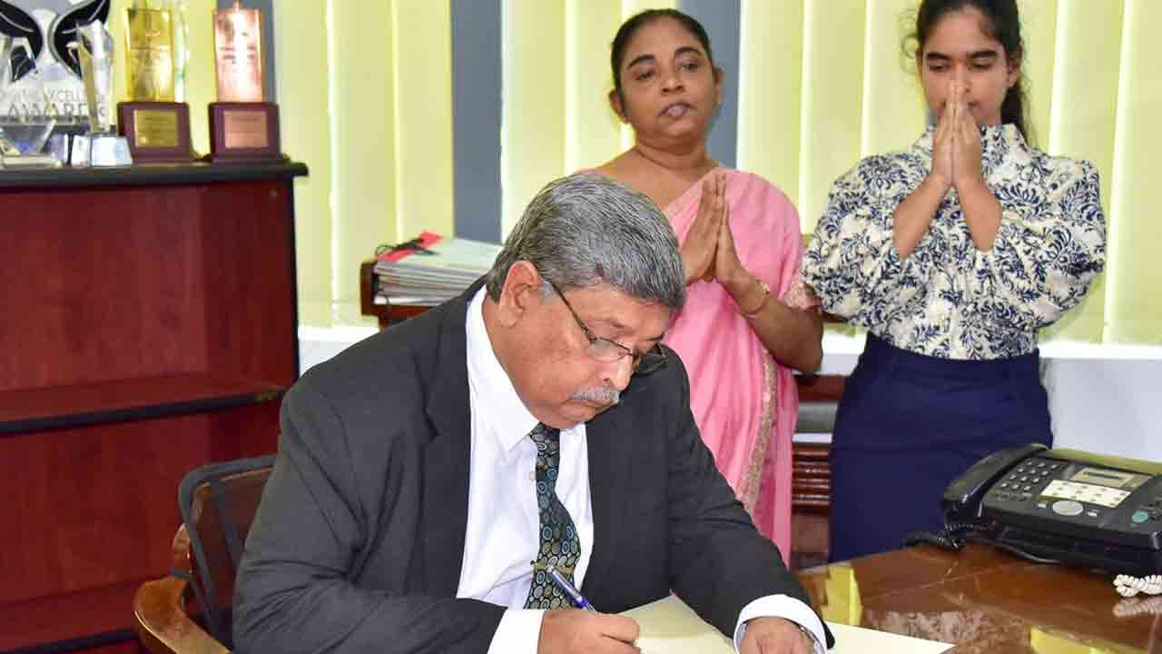 புதிய தேர்தல்கள் ஆணையாளர் நாயகம் ரசிக பீரிஸ்