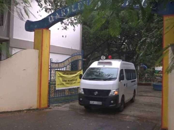 பாம்பு தீண்டிய நிலையிலும் பரீட்சை எழுதிய மாணவன்!