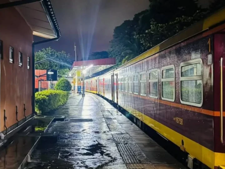 700 பயணிகளுடன் அநுராதபுரத்தில் நிறுத்தப்பட்ட ரயில்