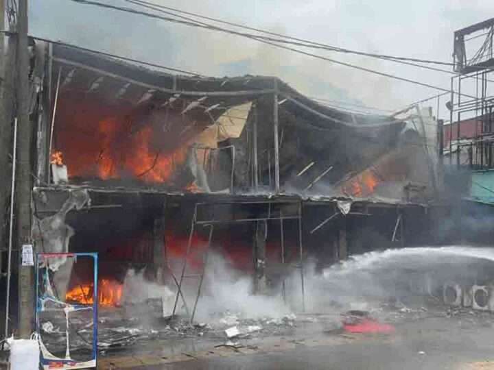 வவுனியாவில் விற்பனை நிலையம் தீக்கிரை