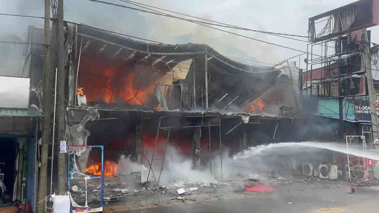 வவுனியாவில் விற்பனை நிலையம் தீக்கிரை