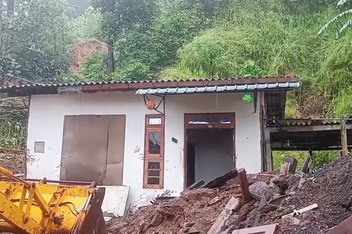 மண்சரிவில் சிக்கி ஒரே குடும்பத்தைச் சேர்ந்த மூவர் பலி