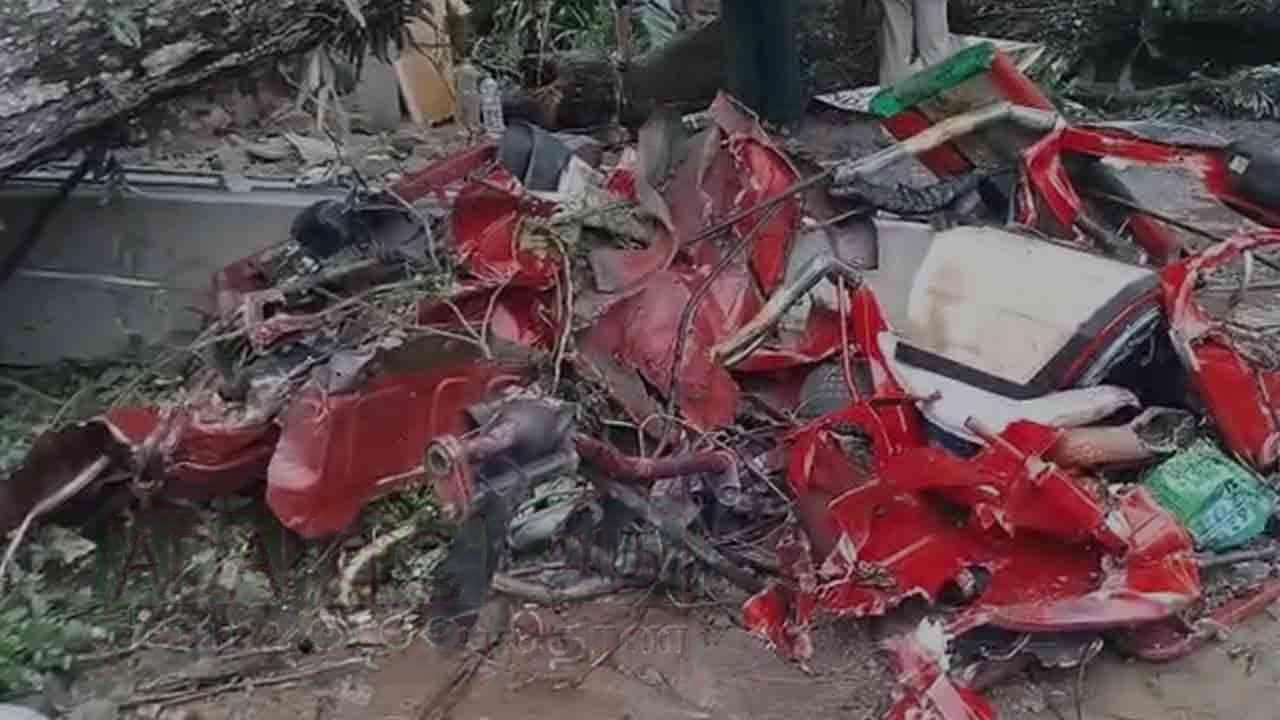 முச்சக்கர வண்டி மீது மரம் வீழ்ந்து ஒருவர் உயிரிழப்பு