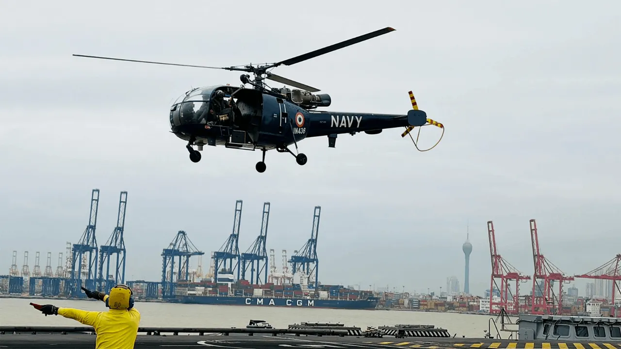 மீட்புப் பணியில் இணைந்த இந்திய ஹெலிகள்