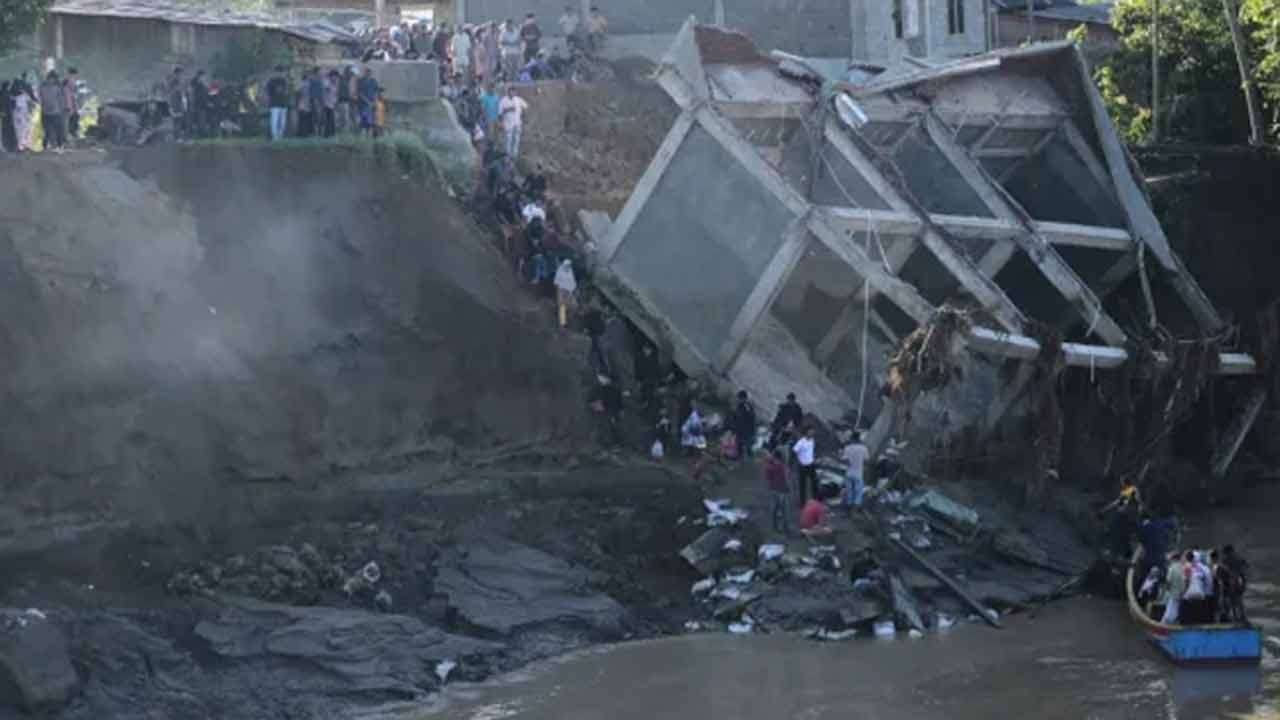 இந்தோனேசியாவில் சீரற்ற வானிலை: உயிரிழப்பு 303; 100 பேர் மாயம்