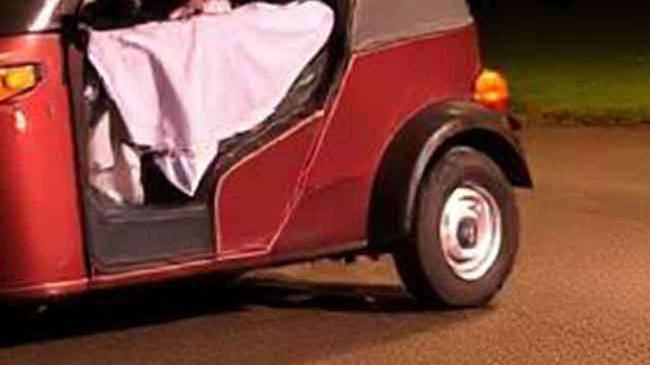 மஹரகமவில் முச்சக்கர வண்டிக்குள் இருந்து ஒருவர் சடலமாக மீட்பு