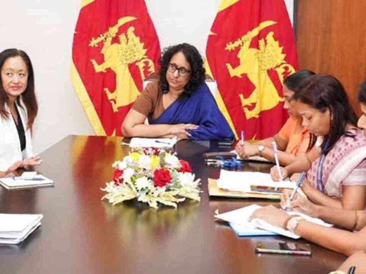 அமெரிக்கத் தூதுவர் ஜூலி பிரதமர் கலாநிதி  ஹரினியுடன் சந்திப்பு