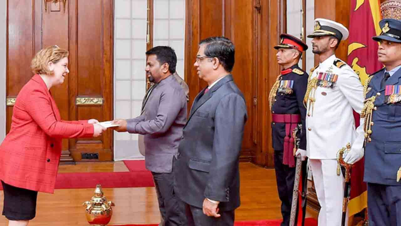 புதிய இராஜதந்திரிகள் ஜனாதிபதியிடம் நியமனக் கடிதங்களைக் கையளித்தனர்