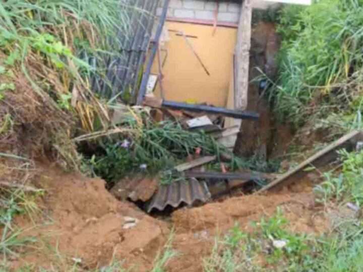 கொட்டகலை மண்சரிவில் வீடு பலத்த சேதம்